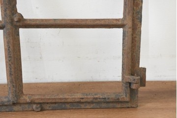 イギリスヴィンテージ建具　鋳鉄製　緩やかなアーチ型を描く素朴な窓枠　(R-089458)