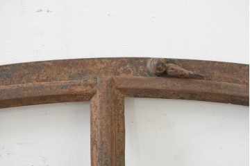 イギリスヴィンテージ建具　鋳鉄製　緩やかなアーチ型を描く素朴な窓枠　(R-089458)