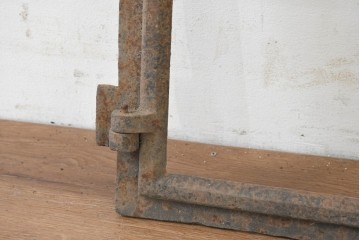 イギリスヴィンテージ建具　鋳鉄製　緩やかなアーチ型を描く素朴な窓枠　(R-089458)