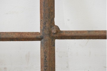 イギリスヴィンテージ建具　鋳鉄製　緩やかなアーチ型を描く素朴な窓枠　(R-089458)