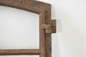 イギリスヴィンテージ建具　鋳鉄製　緩やかなアーチ型を描く素朴な窓枠　(R-089458)