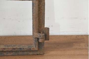 イギリスヴィンテージ建具　鋳鉄製　緩やかなアーチ型を描く素朴な窓枠　(R-089458)