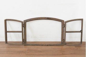 イギリスヴィンテージ建具　鋳鉄製　緩やかなアーチ型を描く素朴な窓枠　(R-089458)