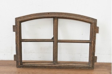 イギリスヴィンテージ建具　鋳鉄製　緩やかなアーチ型を描く素朴な窓枠　(R-089458)