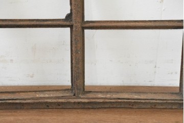 イギリスヴィンテージ建具　鋳鉄製　緩やかなアーチ型を描く素朴な窓枠　(R-089458)