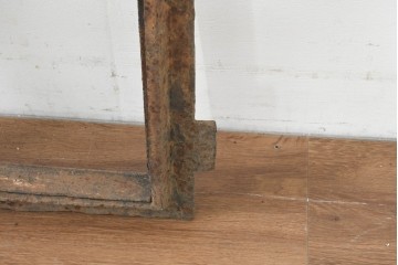 イギリスヴィンテージ建具　鋳鉄製　緩やかなアーチ型を描く素朴な窓枠　(R-089458)