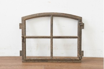 イギリスヴィンテージ建具　鋳鉄製　緩やかなアーチ型を描く素朴な窓枠　(R-089459)