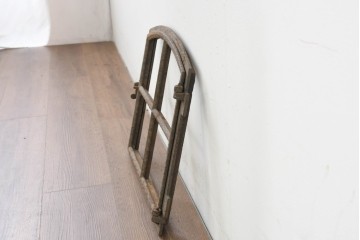 イギリスヴィンテージ建具　鋳鉄製　緩やかなアーチ型を描く素朴な窓枠　(R-089459)
