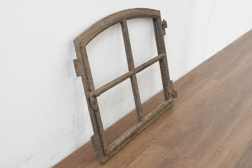 イギリスヴィンテージ建具　鋳鉄製　緩やかなアーチ型を描く素朴な窓枠　(R-089459)
