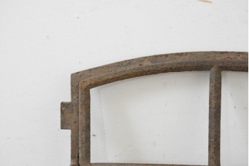イギリスヴィンテージ建具　鋳鉄製　緩やかなアーチ型を描く素朴な窓枠　(R-089459)