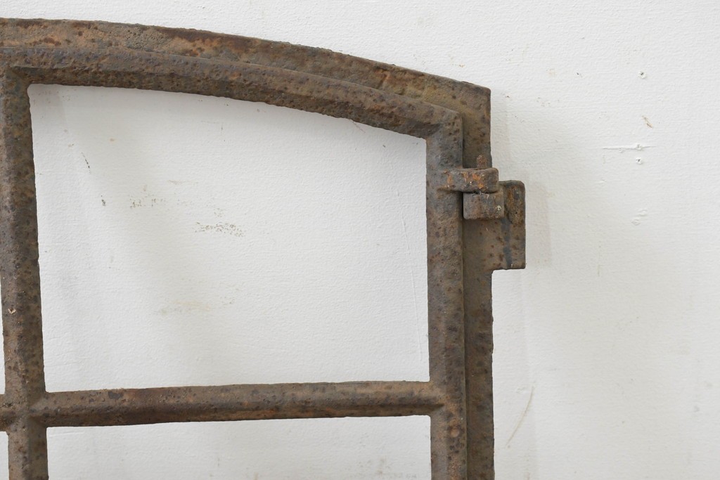 イギリスヴィンテージ建具　鋳鉄製　緩やかなアーチ型を描く素朴な窓枠　(R-089459)