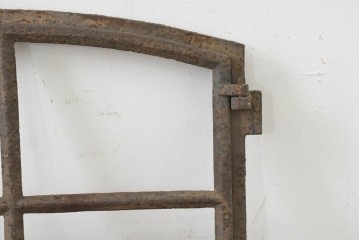 イギリスヴィンテージ建具　鋳鉄製　緩やかなアーチ型を描く素朴な窓枠　(R-089459)