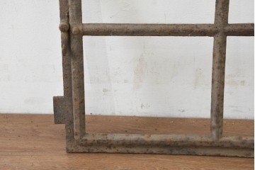 イギリスヴィンテージ建具　鋳鉄製　緩やかなアーチ型を描く素朴な窓枠　(R-089459)