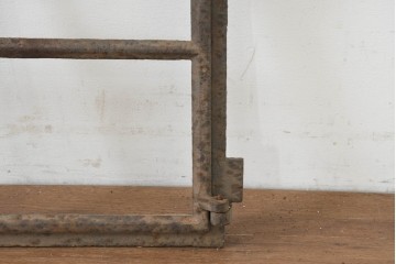イギリスヴィンテージ建具　鋳鉄製　緩やかなアーチ型を描く素朴な窓枠　(R-089459)