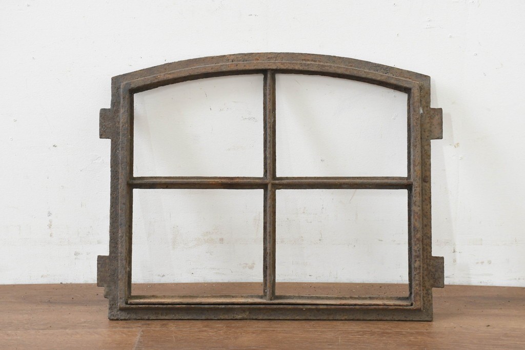 イギリスヴィンテージ建具　鋳鉄製　緩やかなアーチ型を描く素朴な窓枠　(R-089459)