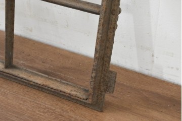 イギリスヴィンテージ建具　鋳鉄製　緩やかなアーチ型を描く素朴な窓枠　(R-089459)
