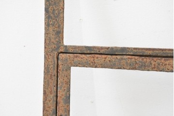 イギリスヴィンテージ建具　鋳鉄製　素朴な風合いを楽しめる窓枠　(R-089460)