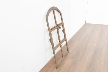 イギリスヴィンテージ建具　鋳鉄製　緩やかなアーチ型を描く素朴な窓枠　(R-089461)