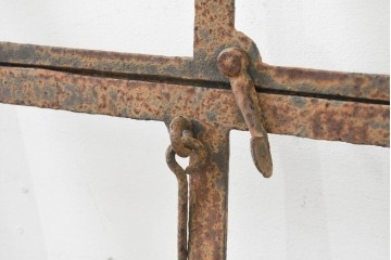 イギリスヴィンテージ建具　鋳鉄製　緩やかなアーチ型を描く素朴な窓枠　(R-089461)