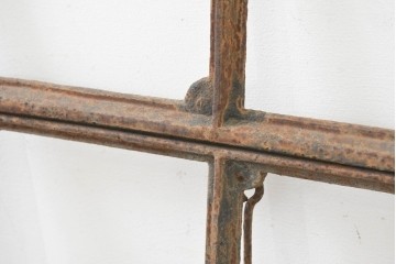 イギリスヴィンテージ建具　鋳鉄製　緩やかなアーチ型を描く素朴な窓枠　(R-089461)
