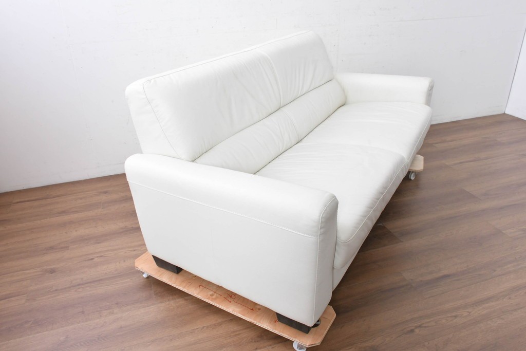 中古　IDC大塚家具　本革　シンプルモダンな2人掛けソファ　(R-089471)