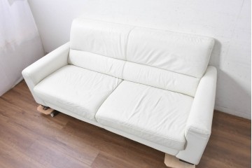 中古　IDC大塚家具　本革　シンプルモダンな2人掛けソファ　(R-089471)