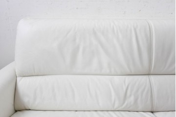 中古　IDC大塚家具　本革　シンプルモダンな2人掛けソファ　(R-089471)