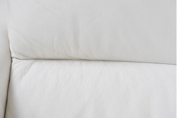 中古　IDC大塚家具　本革　シンプルモダンな2人掛けソファ　(R-089471)