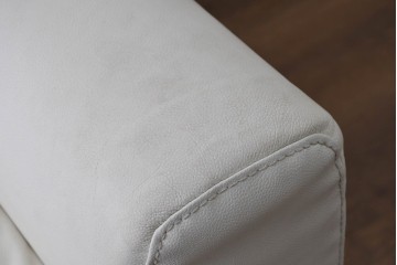 中古　IDC大塚家具　本革　シンプルモダンな2人掛けソファ　(R-089471)