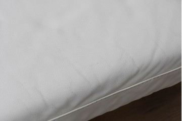 中古　IDC大塚家具　本革　シンプルモダンな2人掛けソファ　(R-089471)