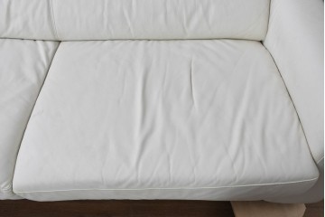 中古　IDC大塚家具　本革　シンプルモダンな2人掛けソファ　(R-089471)