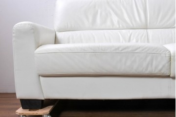 中古　IDC大塚家具　本革　シンプルモダンな2人掛けソファ　(R-089471)
