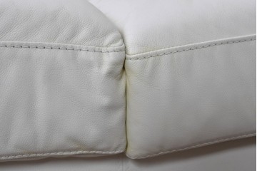 中古　IDC大塚家具　本革　シンプルモダンな2人掛けソファ　(R-089471)
