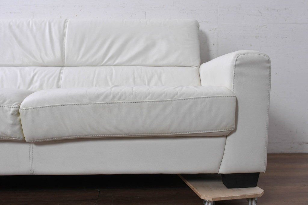 中古　IDC大塚家具　本革　シンプルモダンな2人掛けソファ　(R-089471)