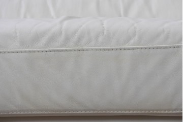 中古　IDC大塚家具　本革　シンプルモダンな2人掛けソファ　(R-089471)