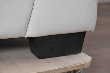 中古　IDC大塚家具　本革　シンプルモダンな2人掛けソファ　(R-089471)