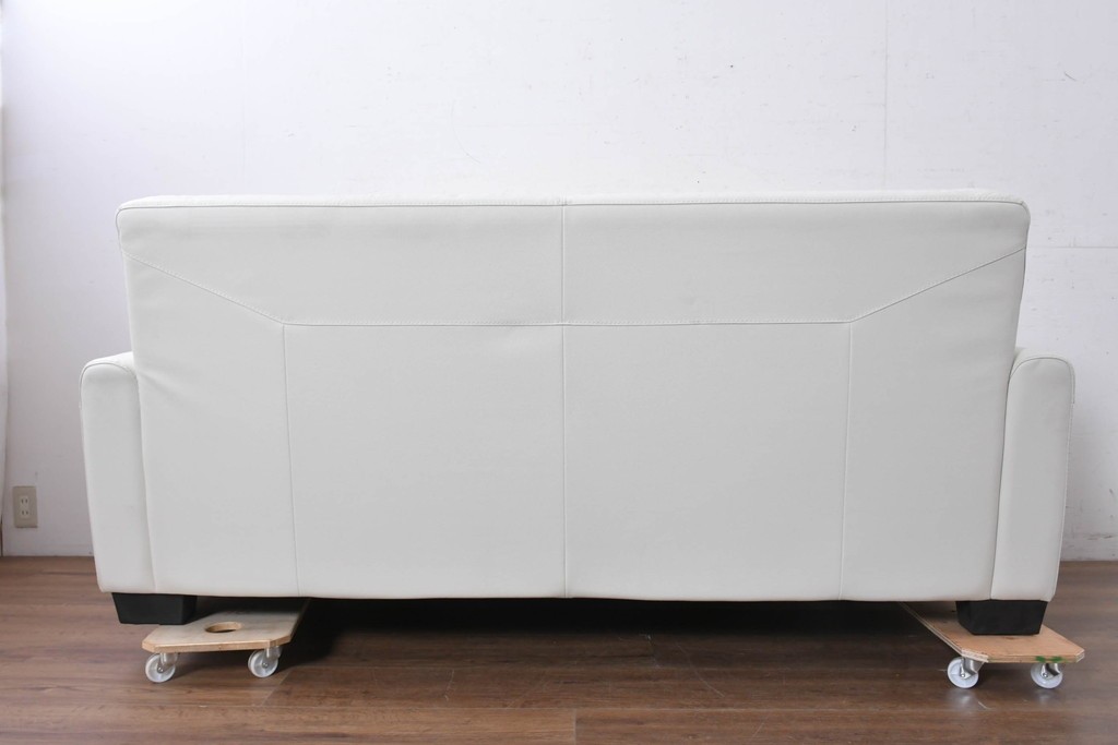 中古　IDC大塚家具　本革　シンプルモダンな2人掛けソファ　(R-089471)