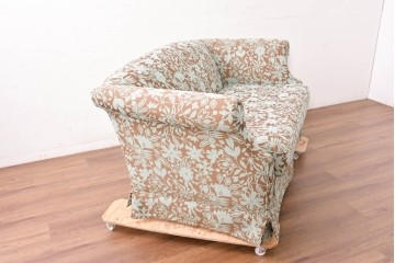 中古　アメリカ輸入家具　ボタニカル柄がやさしく上品な印象を添える2人掛けソファ　定価約35万円　(R-089472)