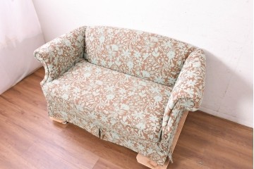 中古　アメリカ輸入家具　ボタニカル柄がやさしく上品な印象を添える2人掛けソファ　定価約35万円　(R-089472)
