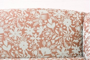 中古　アメリカ輸入家具　ボタニカル柄がやさしく上品な印象を添える2人掛けソファ　定価約35万円　(R-089472)