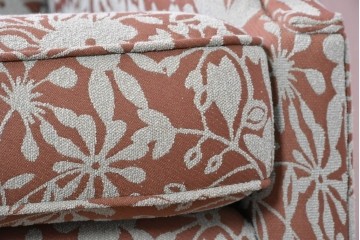 中古　アメリカ輸入家具　ボタニカル柄がやさしく上品な印象を添える2人掛けソファ　定価約35万円　(R-089472)