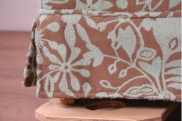 中古　アメリカ輸入家具　ボタニカル柄がやさしく上品な印象を添える2人掛けソファ　定価約35万円　(R-089472)