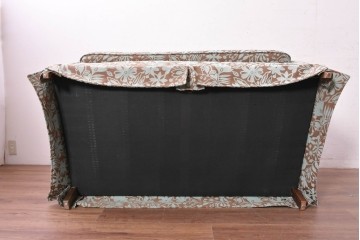 中古　アメリカ輸入家具　ボタニカル柄がやさしく上品な印象を添える2人掛けソファ　定価約35万円　(R-089472)