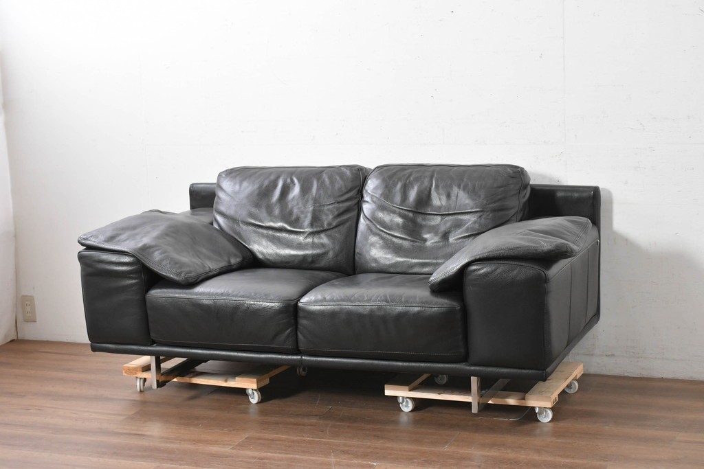 中古　Domicil(ドミシール)　モダンな佇まいの2人掛けソファ　定価約36万円　(R-089473)