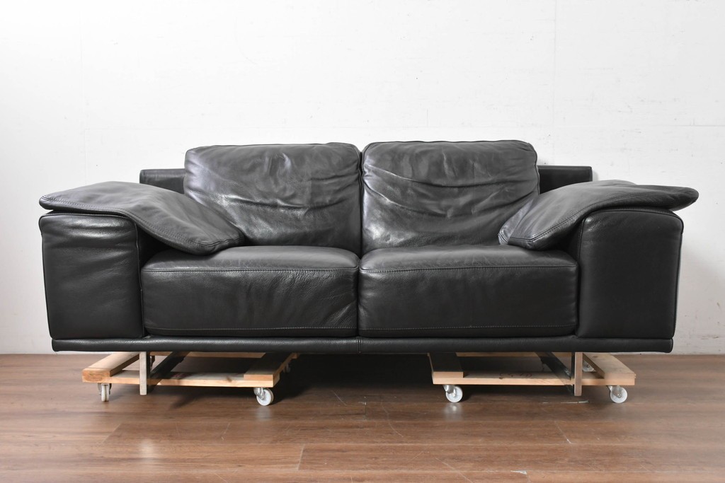 中古　Domicil(ドミシール)　モダンな佇まいの2人掛けソファ　定価約36万円　(R-089473)