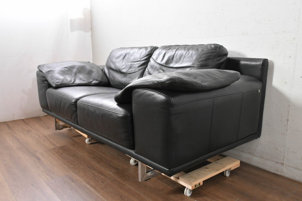 中古　Domicil(ドミシール)　モダンな佇まいの2人掛けソファ　定価約36万円　(R-089473)
