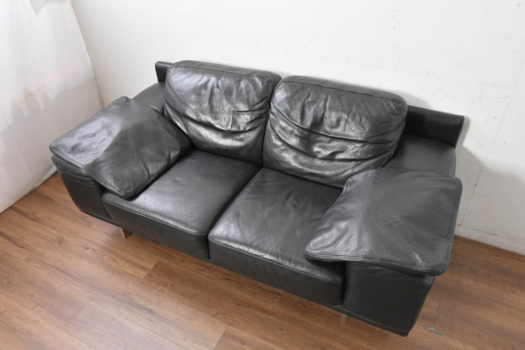 中古　Domicil(ドミシール)　モダンな佇まいの2人掛けソファ　定価約36万円　(R-089473)