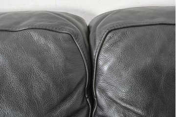 中古　Domicil(ドミシール)　モダンな佇まいの2人掛けソファ　定価約36万円　(R-089473)