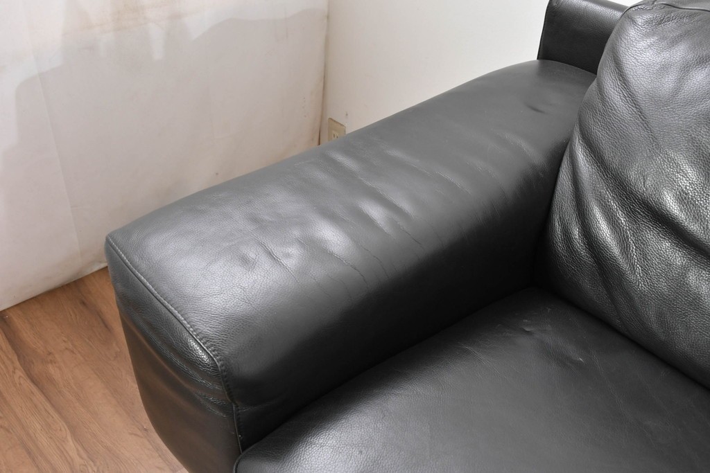 中古　Domicil(ドミシール)　モダンな佇まいの2人掛けソファ　定価約36万円　(R-089473)