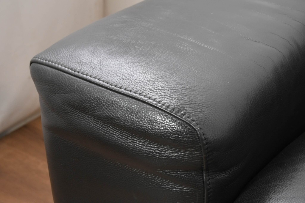 中古　Domicil(ドミシール)　モダンな佇まいの2人掛けソファ　定価約36万円　(R-089473)